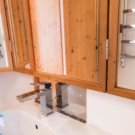 Au Nom De La Rose Daire Venedik